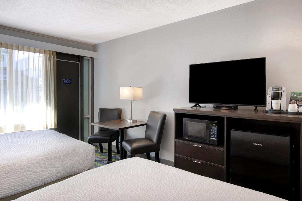 Days Inn By Wyndham Victoria Airport Sidney Esterno foto