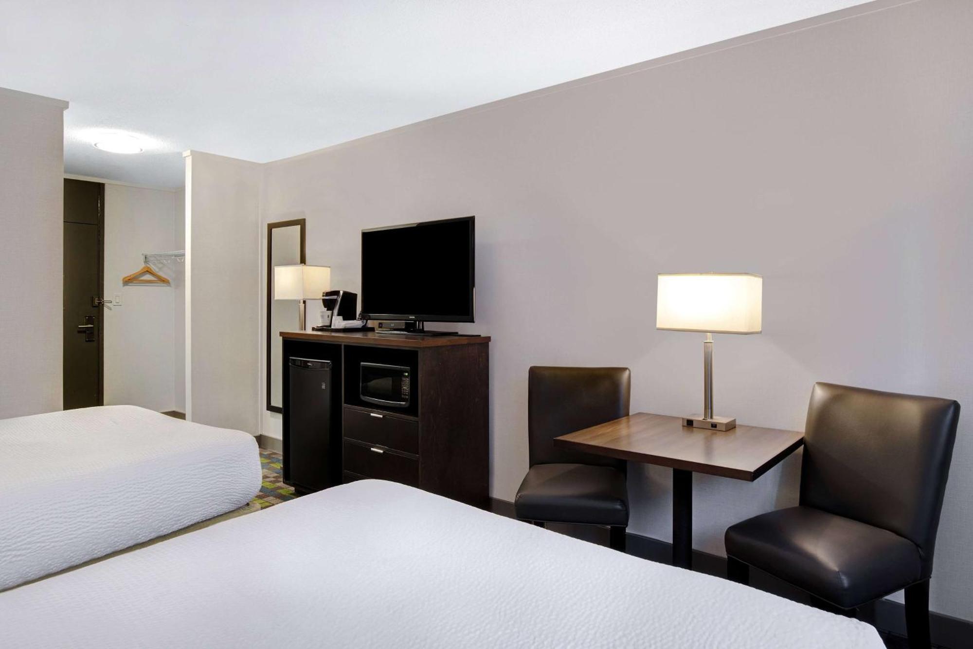 Days Inn By Wyndham Victoria Airport Sidney Esterno foto