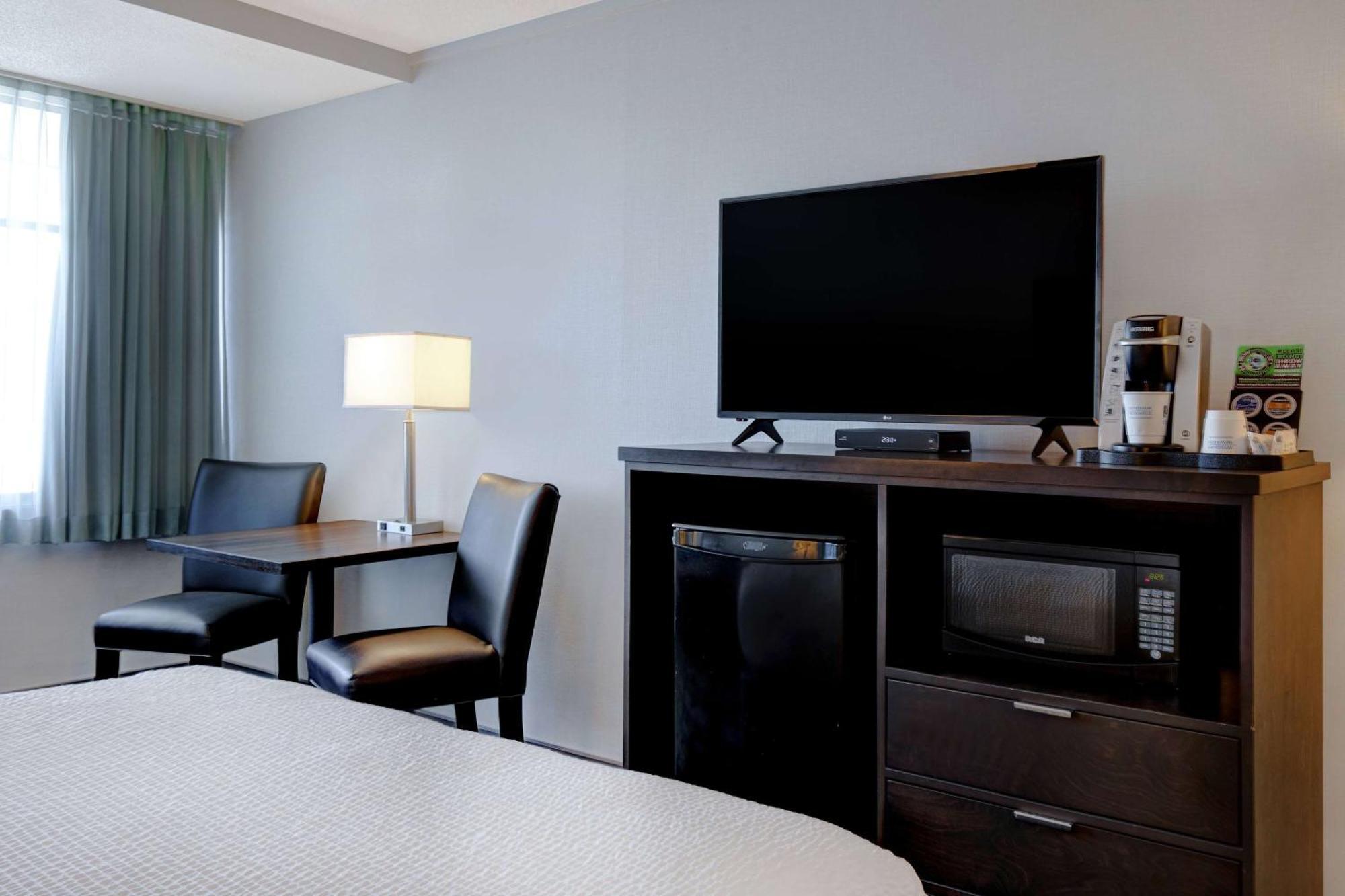 Days Inn By Wyndham Victoria Airport Sidney Esterno foto